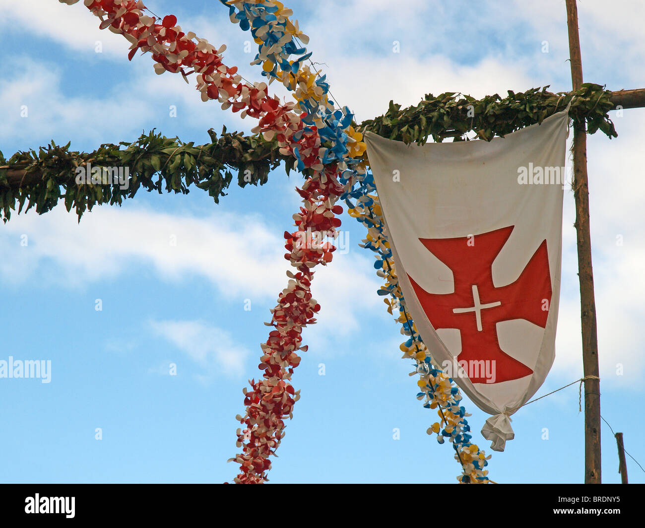 Decorazione per strada con bandiera di Madeira durante il mese di settembre la religione festival Foto Stock