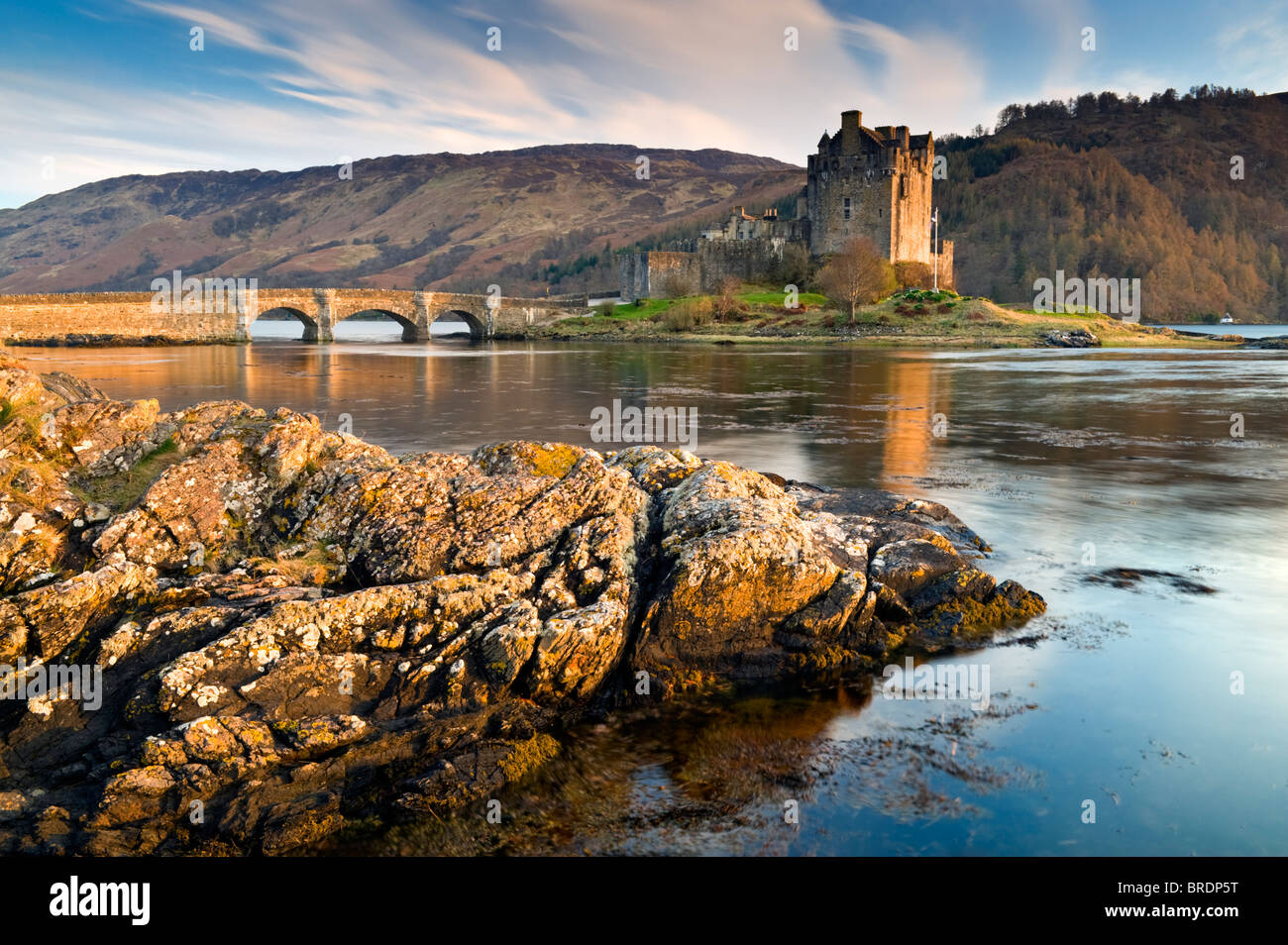 Eilean Donan Castle e Loch Duich, Highlands scozzesi, Scotland, Regno Unito Foto Stock