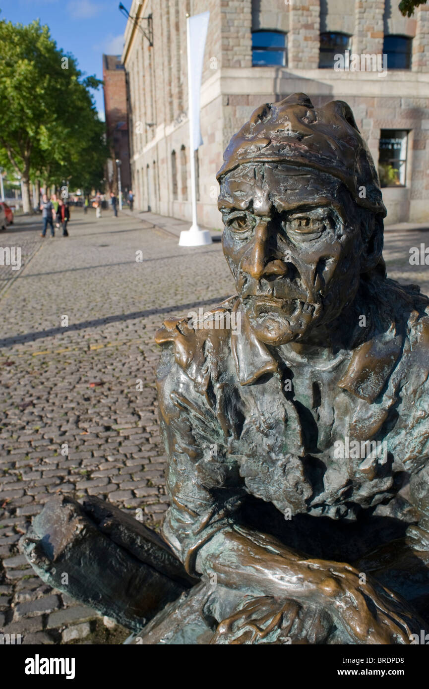 Statua di John Cabot sul quay-lato a Bristol docks Floating Harbour nella parte anteriore del Arnolfini galleria d'arte. Inghilterra, Regno Unito. Foto Stock