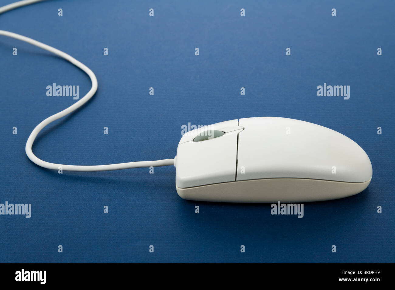 Il mouse del computer con sfondo blu Foto Stock