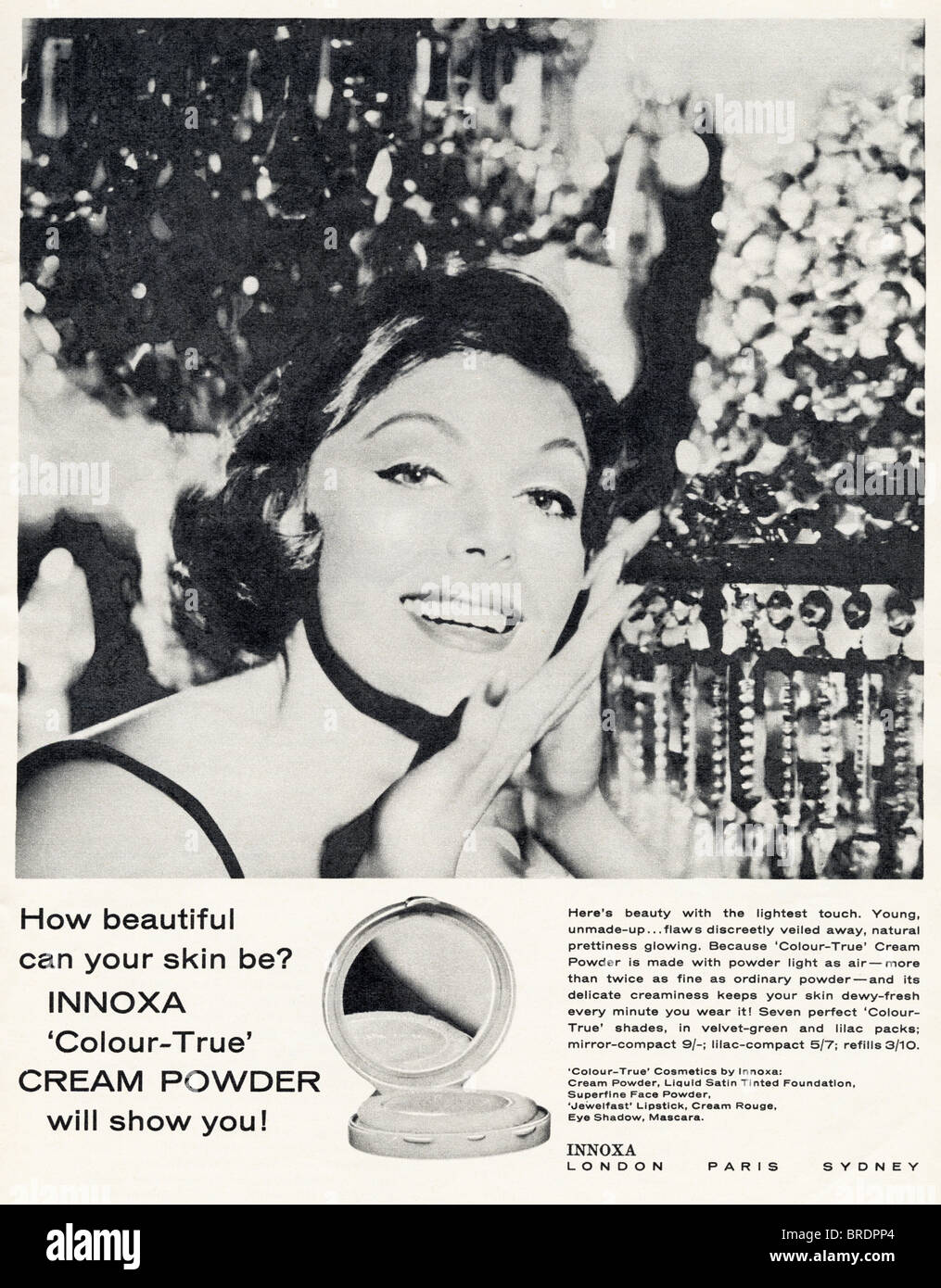 Spot classico in bianco e nero per il make-up compatto Innoxa Powder in rivista di moda circa 1959 Foto Stock