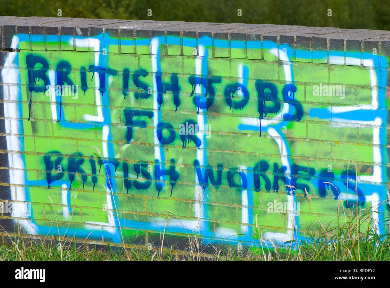 Slogan politici dipinta su un muro di mattoni "posti di lavoro britannici per i lavoratori britannici", certo. Foto Stock