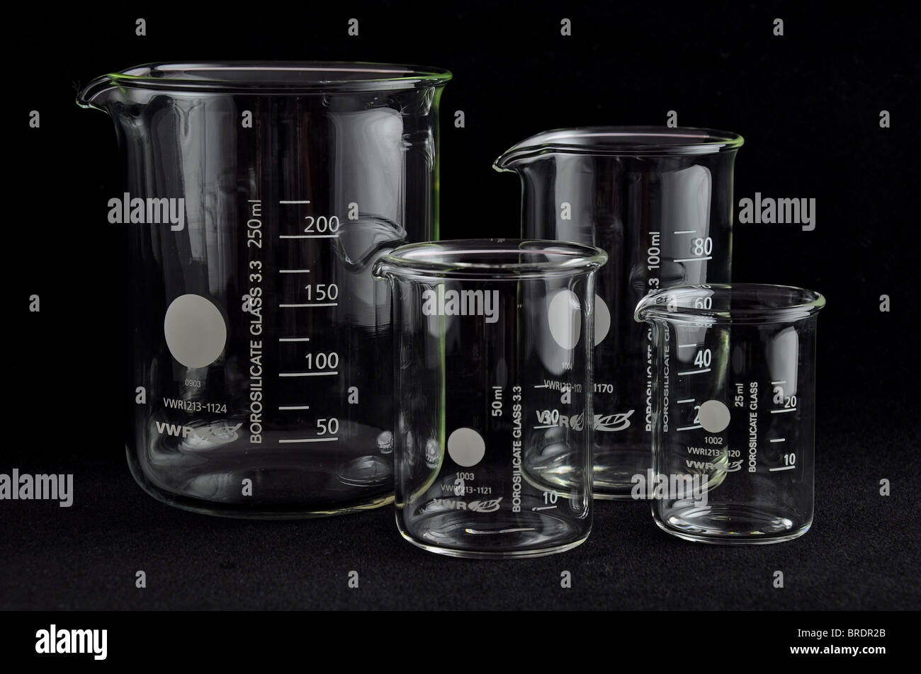 Vuoto in vetro trasparente bicchiere di misurazione in un gruppo 25ml 50ml  100 ml 250 ml contro su un nero lo sfondo senza giunture . soft  illuminazione laterale Foto stock - Alamy