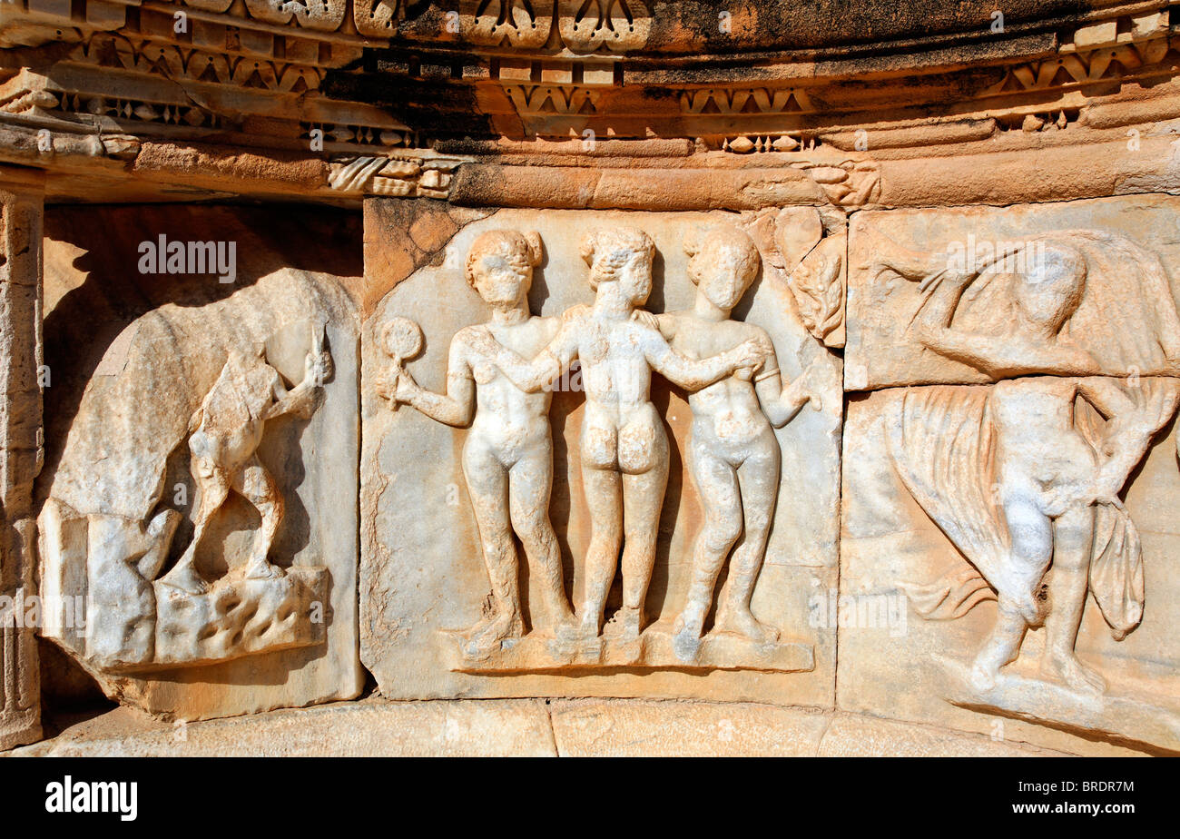 Scultura di tre grazie al teatro romano di Sabratha, Libia Foto Stock