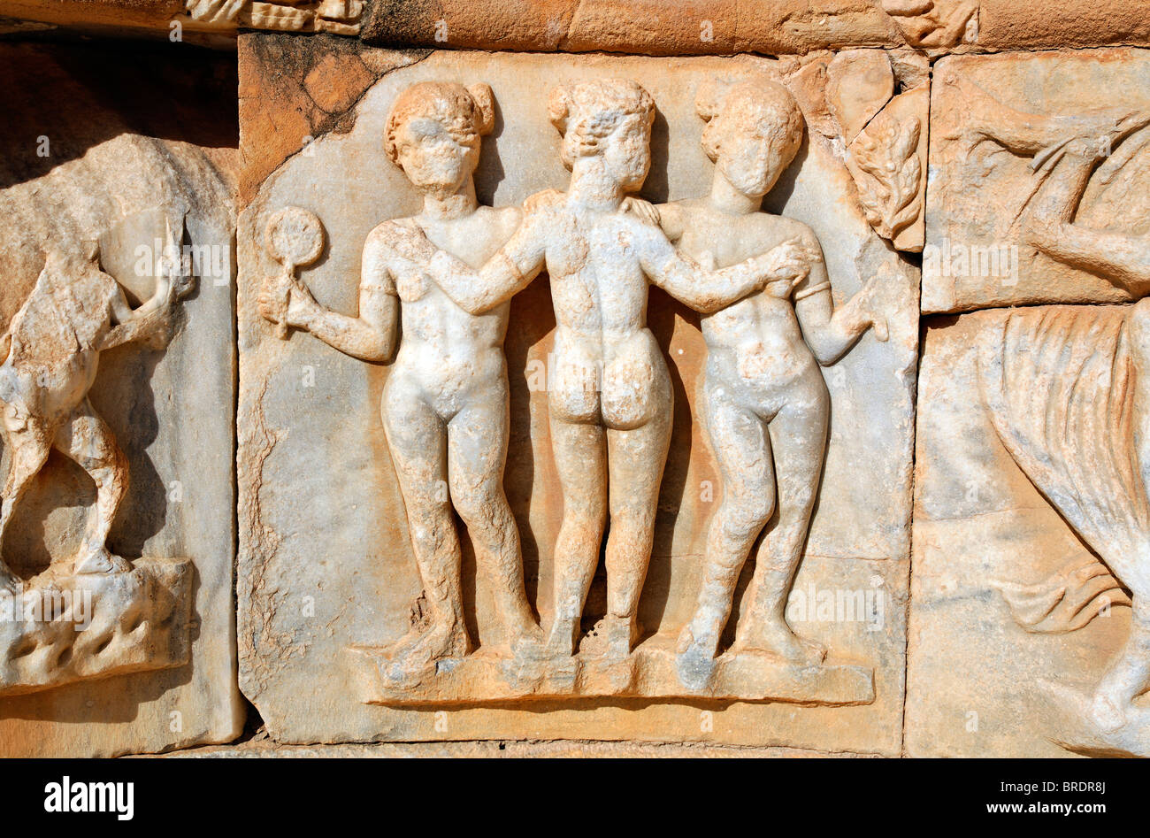 Scultura di tre grazie al teatro romano di Sabratha, Libia Foto Stock
