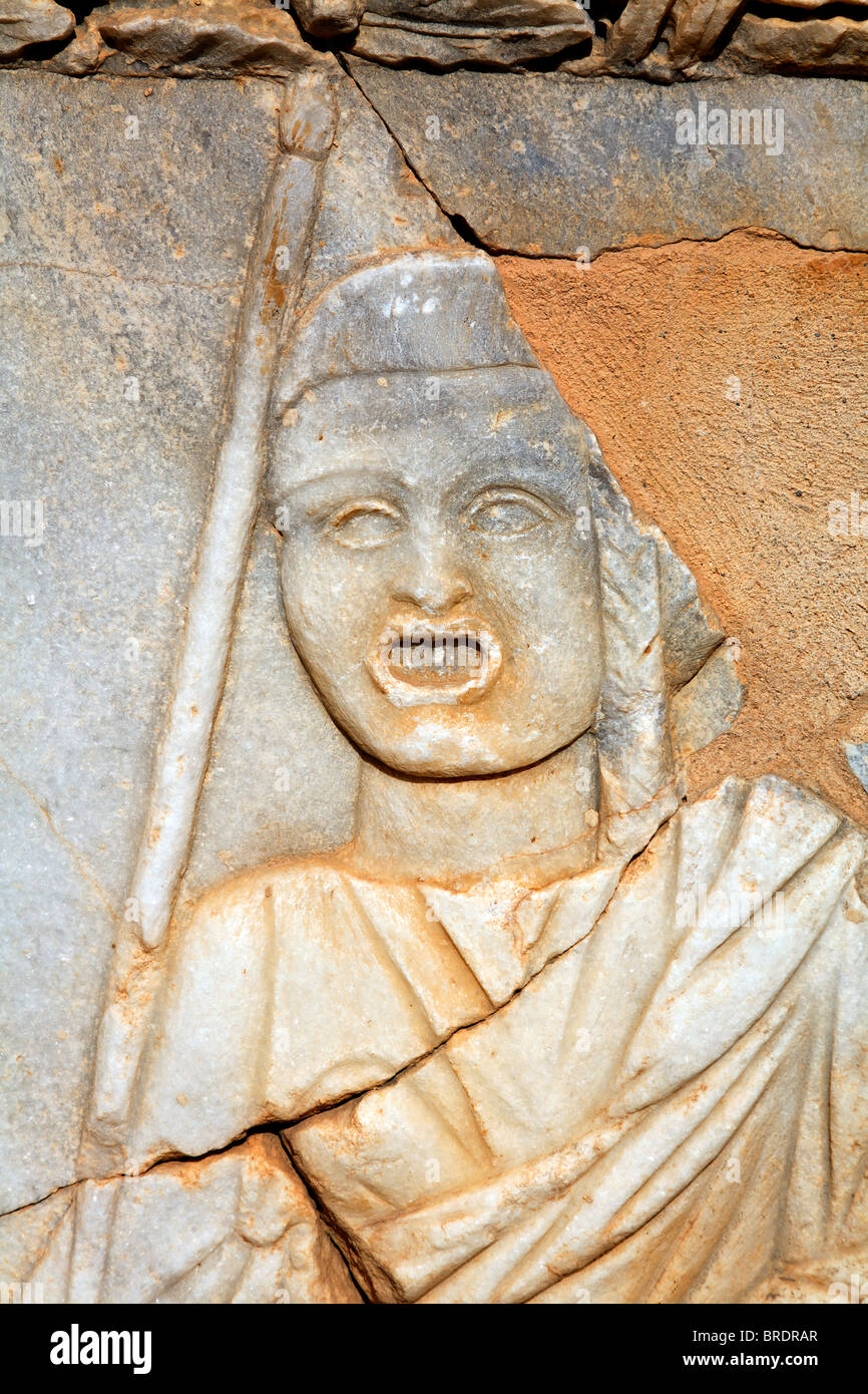 Sculture in rilievo sulla parte anteriore della tappa presso il teatro romano di Sabratha, Libia Foto Stock