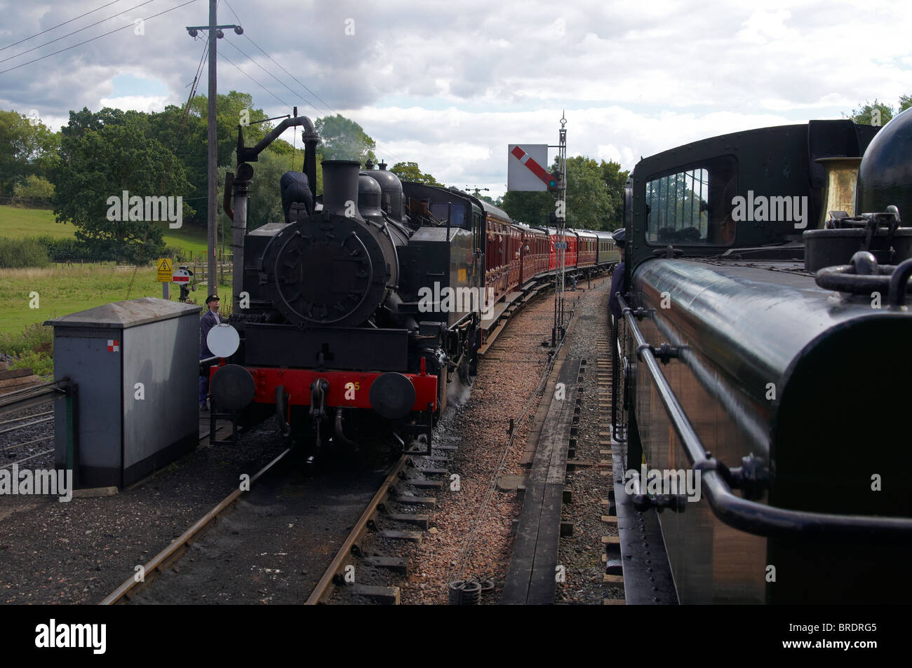 Treni a vapore del Kent e East Sussex Railway.crossing presso la stazione di Rolvenden, Agosto 2010 Foto Stock