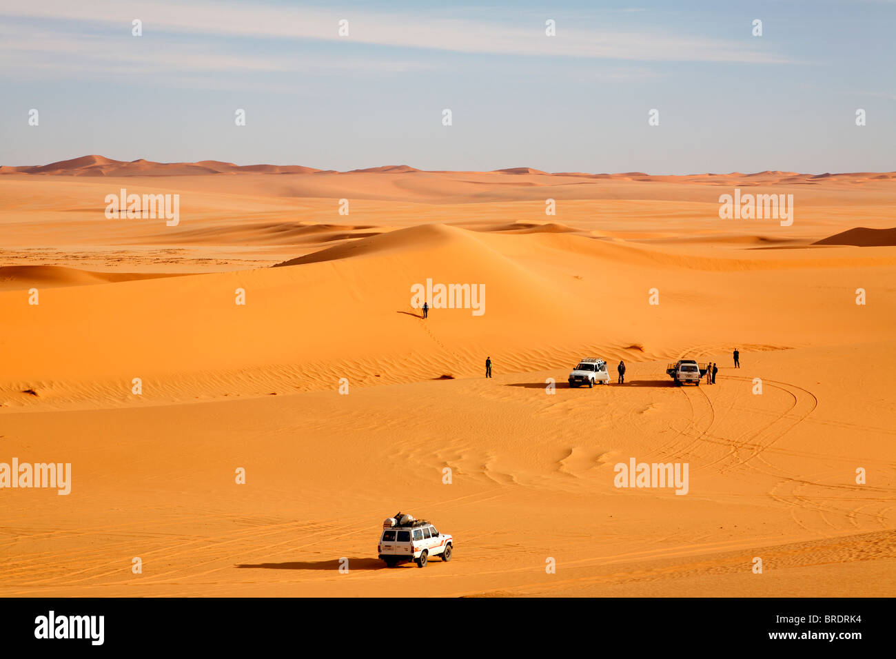 La trazione a quattro ruote motrici safari nel deserto del Sahara, Libia Foto Stock