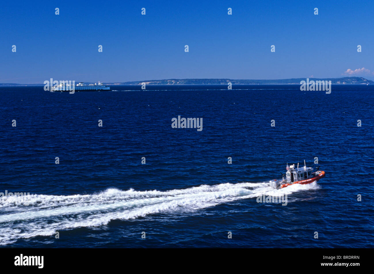 Puget Sound e montagne olimpiche in una giornata di sole con coast guard escort Seattle nello Stato di Washington STATI UNITI D'AMERICA Foto Stock