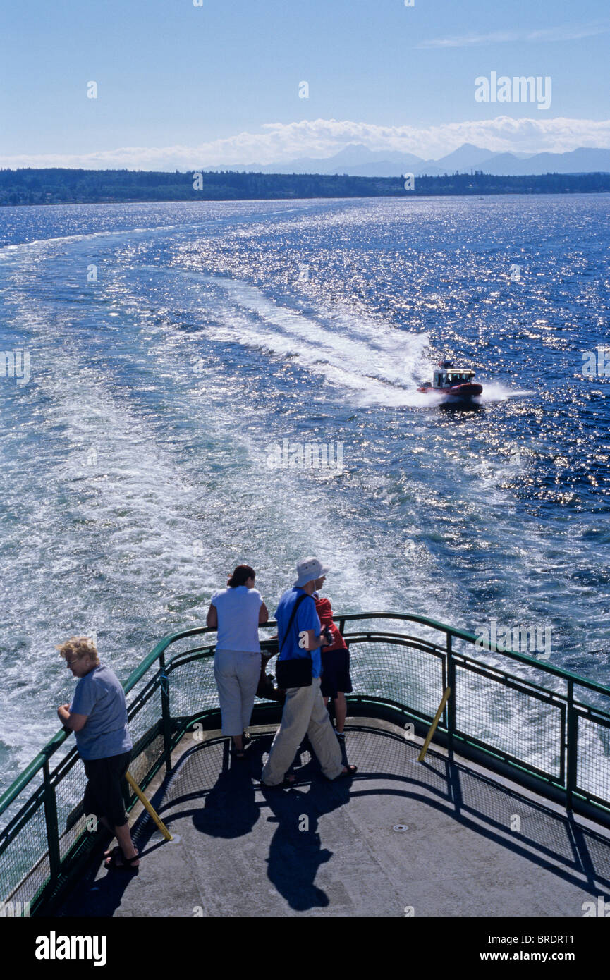 Puget Sound e montagne olimpiche in una giornata di sole con coast guard escort Seattle nello Stato di Washington STATI UNITI D'AMERICA Foto Stock