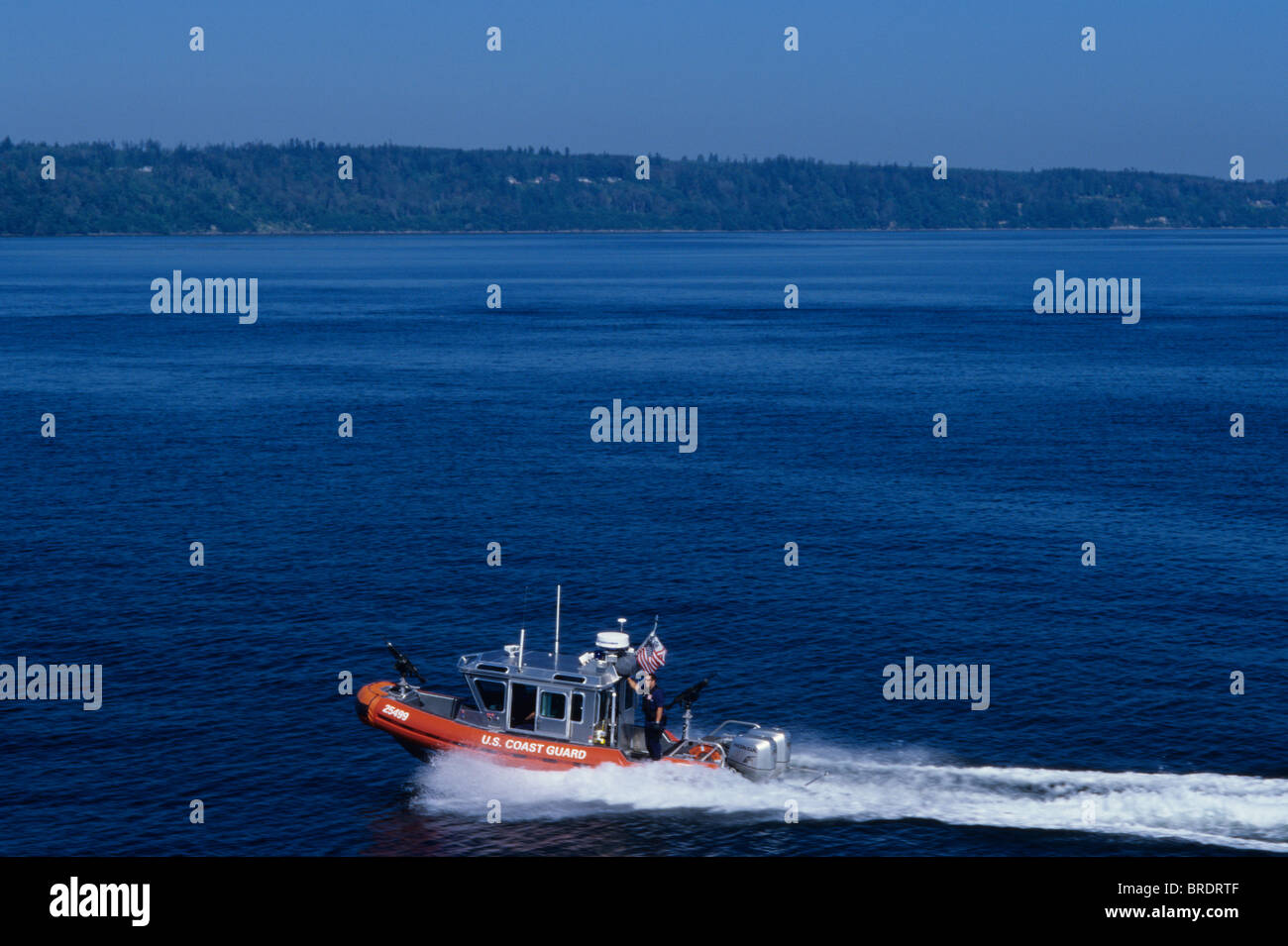 Puget Sound e montagne olimpiche in una giornata di sole con coast guard escort Seattle nello Stato di Washington STATI UNITI D'AMERICA Foto Stock