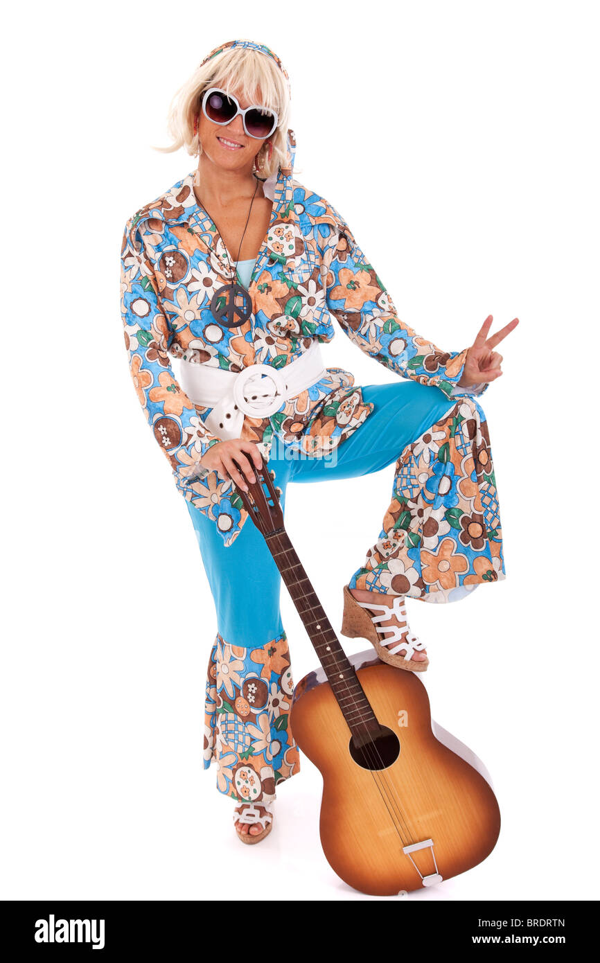 Felice giovane donna hippie tenendo una chitarra (isolato su bianco) Foto Stock