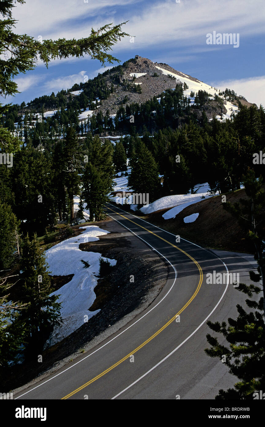 Parco nazionale di Crater Lake Klamath County alba con curva strada lungo il Rim Drive West Rim Foto Stock