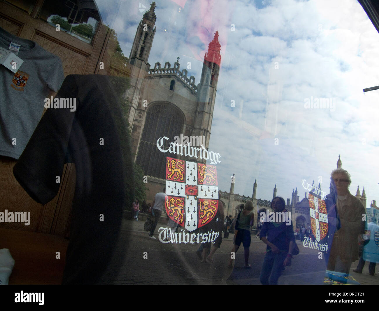 Cambridge, Inghilterra. Cambridge University Press Shop finestra con riflessioni di Kings College (Università di Cambridge) Foto Stock
