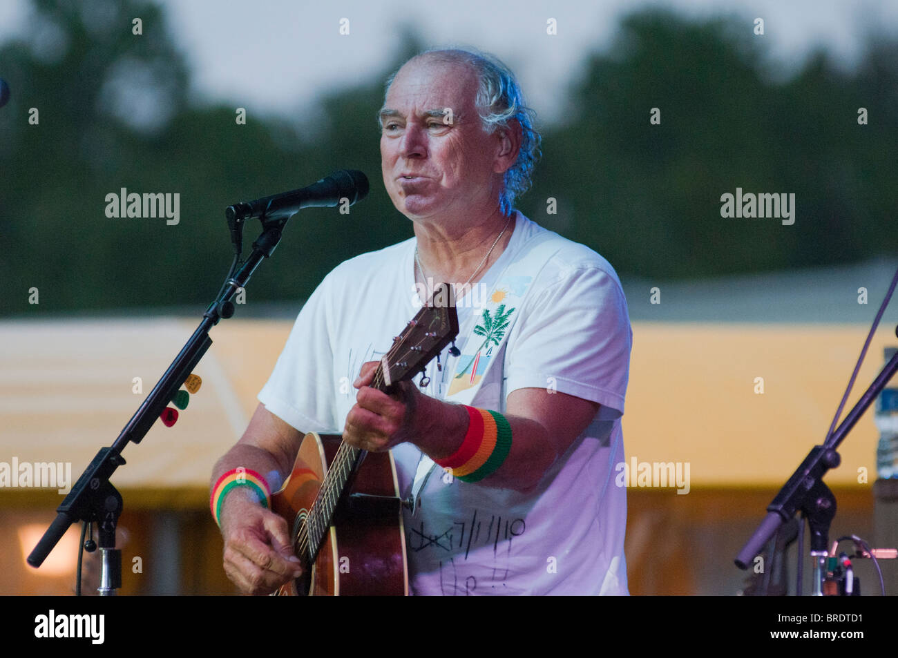 Il cantante Jimmy Buffet suona dal vivo sul palco di Lulu è a HOMEPORT Marina, Gulf Shores, Alabama, Stati Uniti Foto Stock