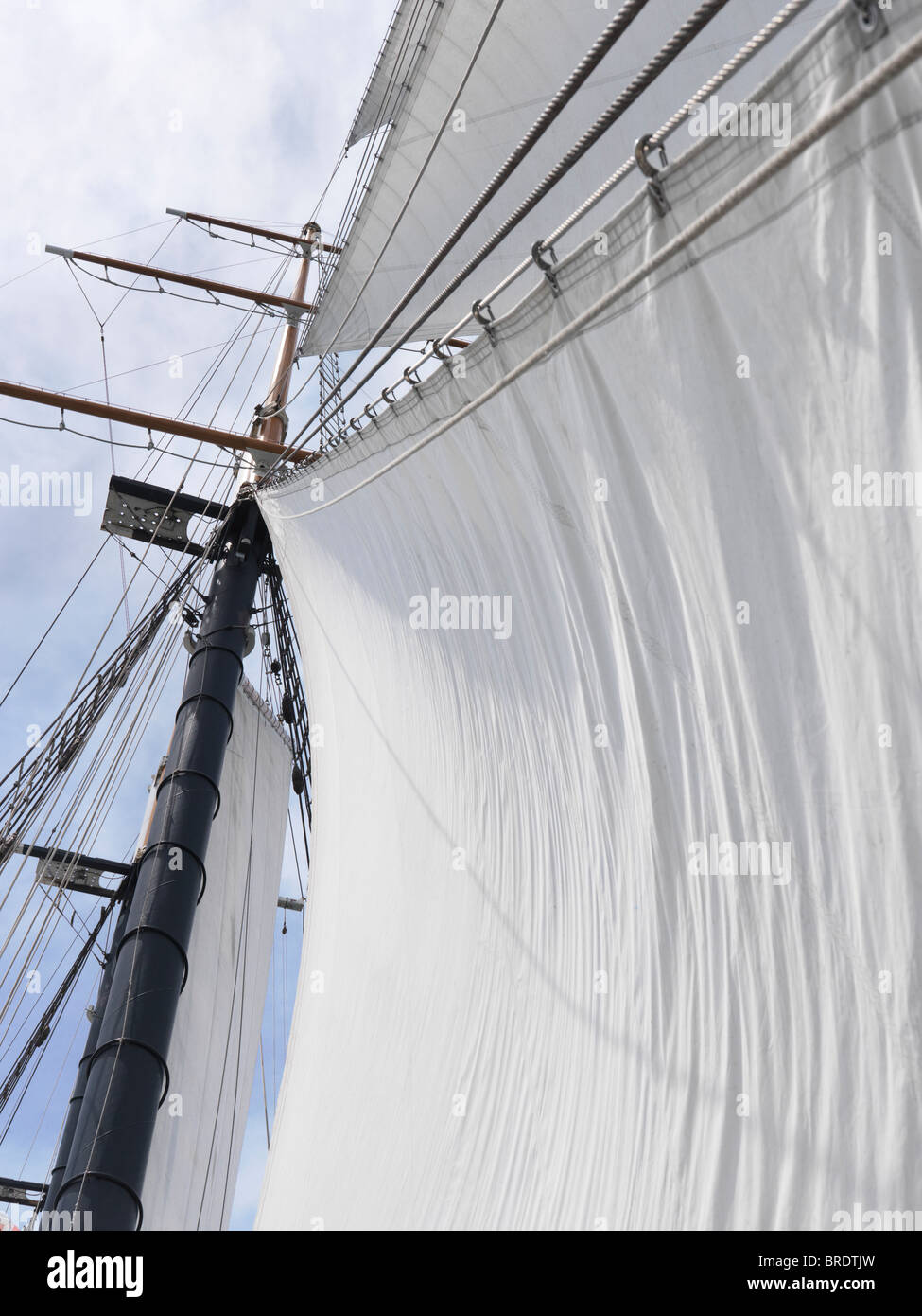 Tall Ship braccio triangolare di vele e di un montante di oltre il cielo blu sullo sfondo Foto Stock