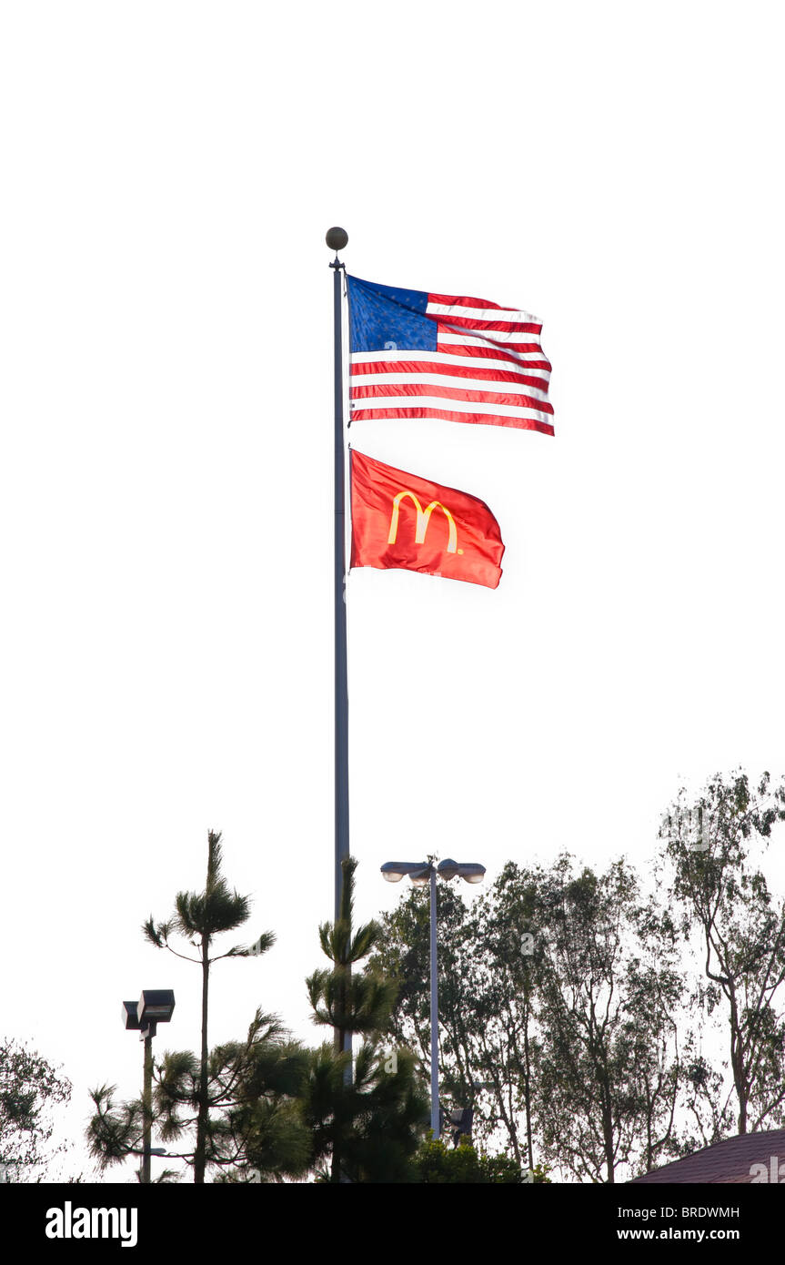Americani e McDonald's bandiera come junk food simbolo Foto Stock