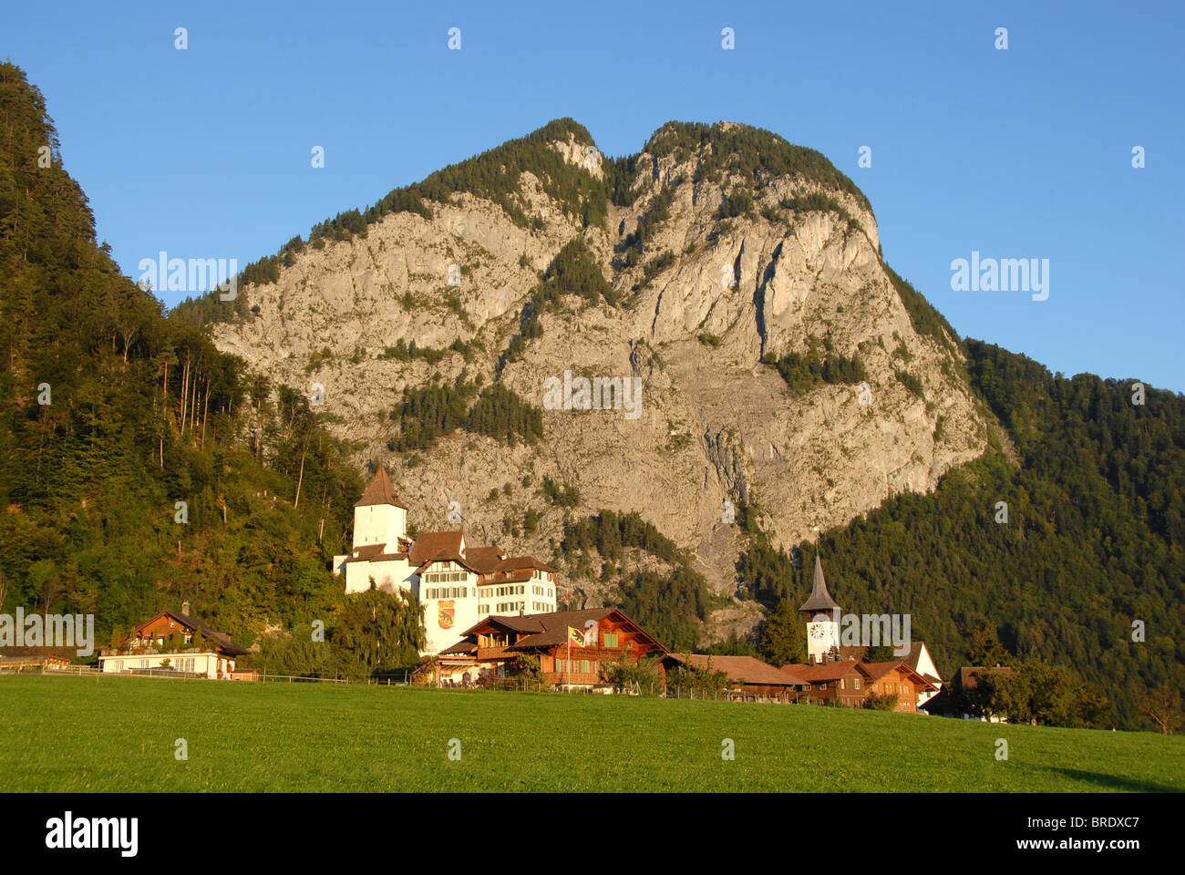 Wimmis della città con il castello e il monte Simmenfluh, Oberland bernese, Svizzera Foto Stock