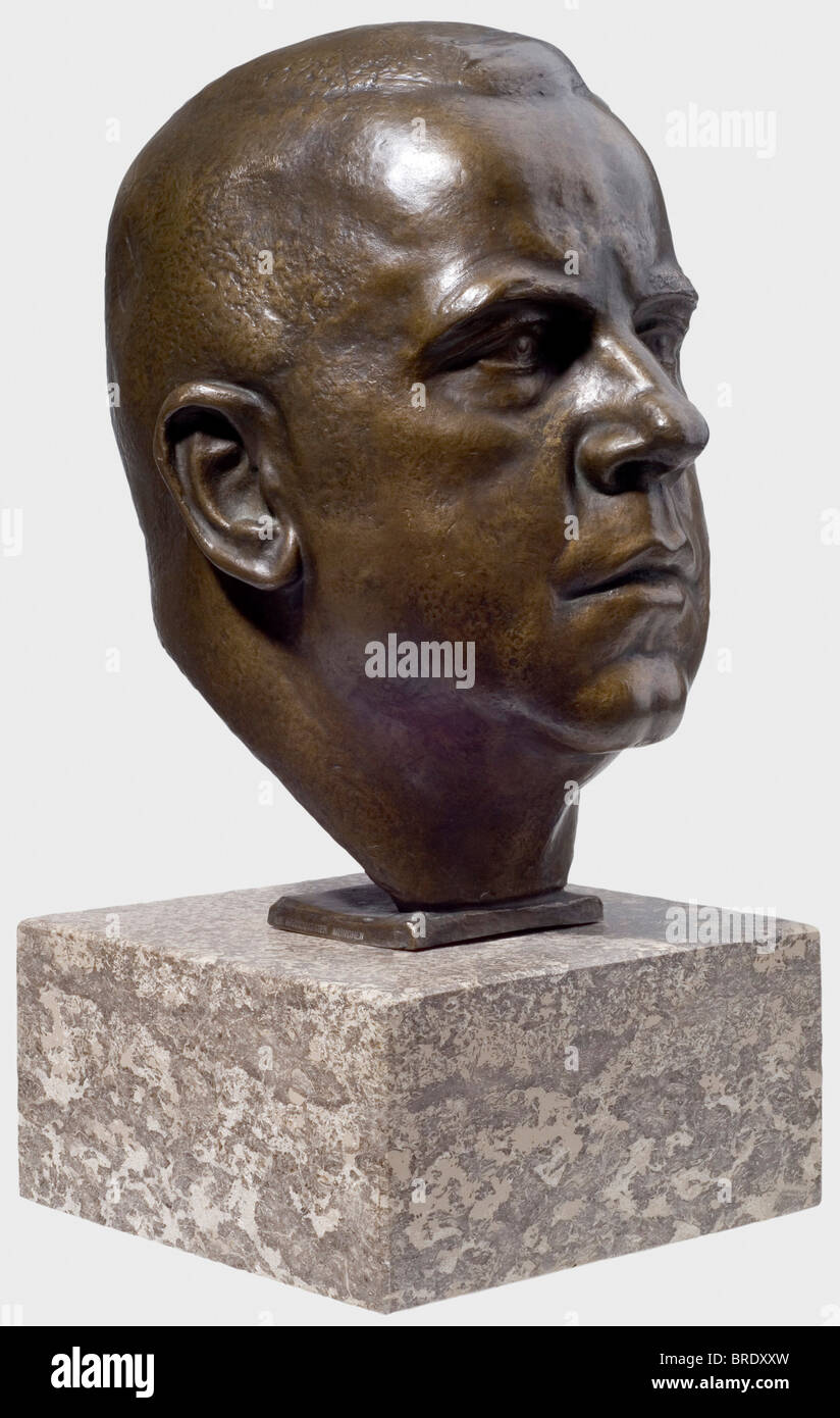 Ferdinand Liebermann (1883 - 1941), testa di bronzo - Max Amann Ritratto Espressivo del Presidente della Sala Stampa Reich. Finemente patinato. Retro della nuca con la firma dell'artista 'Ferd. Liebermann', a fianco della base, la fonderia "Brandstetter München". Zoccolo di guscio-calcare lucidato. Altezza 40,5 cm. Ferdinando Liebermann completò la sua formazione presso l'Accademia d'Arte di Monaco. Nel 1910 ricevette la Grande Medaglia di Stato austriaca per una scultura in bronzo. Dopo il 1933 ricevette un gran numero di commissioni statali e fu molto considerato da Hitler, Foto Stock