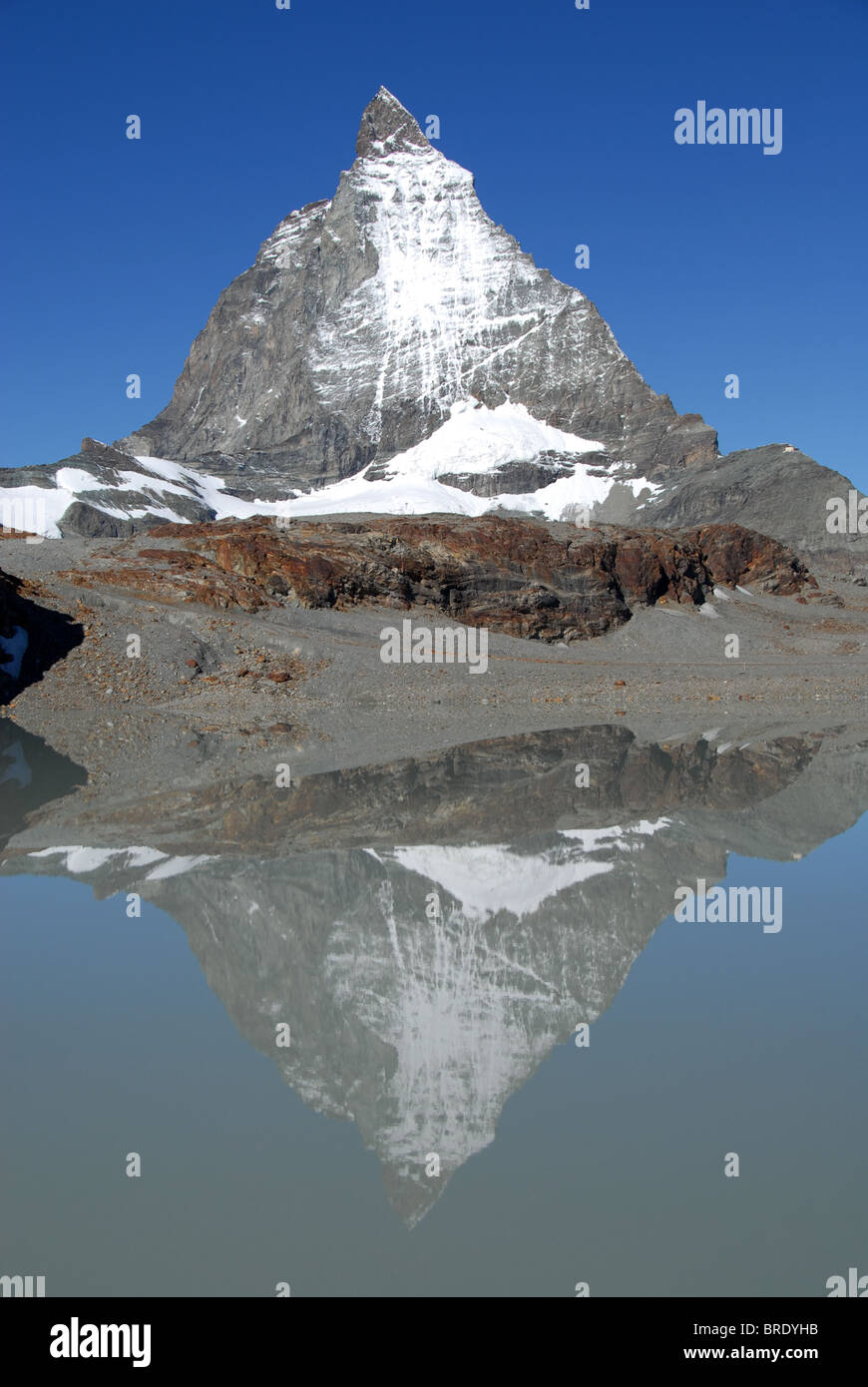Il Cervino riflesso nel lago a 'Trockener Steg' al di sopra di Zermatt, Svizzera Foto Stock