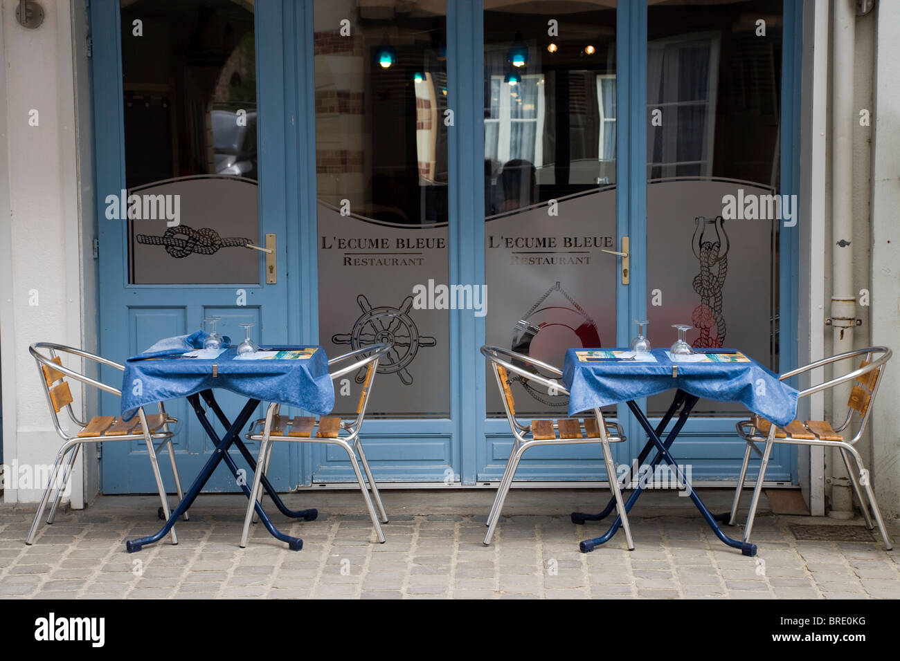 Pavimentazione stradale tavoli e sedie al di fuori di un tipico ristorante francese in Francia settentrionale Foto Stock