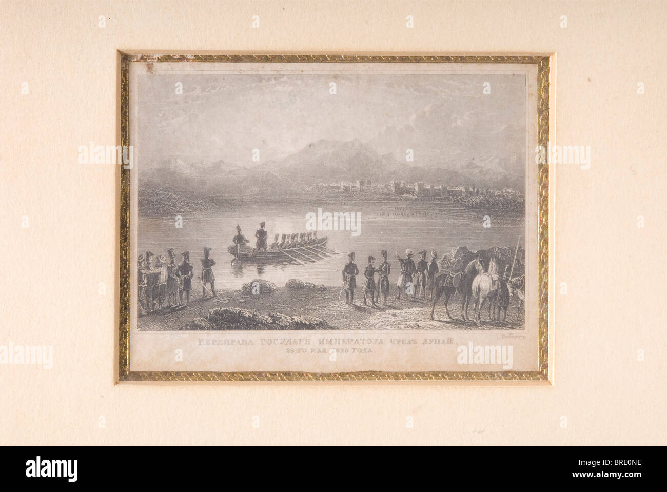 Due incisioni in acciaio, Gobert, metà del 19th secolo 'lo Zar che attraversa il Danubio, 28th maggio 1828' e 'il passaggio Prima di Mosca'. Sul bordo inferiore di entrambe le incisioni in Cyrillic sceneggiatura i titoli dell'immagine e il nome dell'artista 'Gobert'. Ogni ca. 10,5 x 8 cm, sotto vetro e con passepartout. storico, storico, persone, 19th secolo, pittura, dipinti, belle arti, arte, illustrazione, uomo, uomini, maschio, Foto Stock