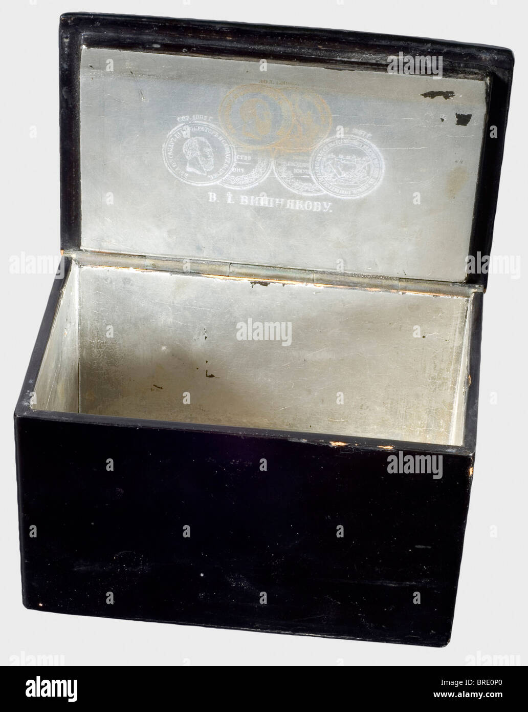 Scatola verniciata laccata B.I. Vishniakov, circa 1890. Esterno laccato nero, rivestito con lamina d'argento all'interno. Il coperchio porta una scena dipinta a mano di una squadra di cavalli di un contadino. L'iscrizione del costruttore si trova all'interno del coperchio, che mostra anche tre medaglie vinte alle mostre 1882/85. Dimensioni 13,7 x 9,1 x 8,3 cm. Storico, storico, 19th secolo, oggetto, oggetti, alambicchi, clippings, taglio, taglio, ritaglio, deposito, scatola, scatole, armadio, cassa, armadi, armadi, cassettiere, mobili, mobili, mobili, mobili, Foto Stock