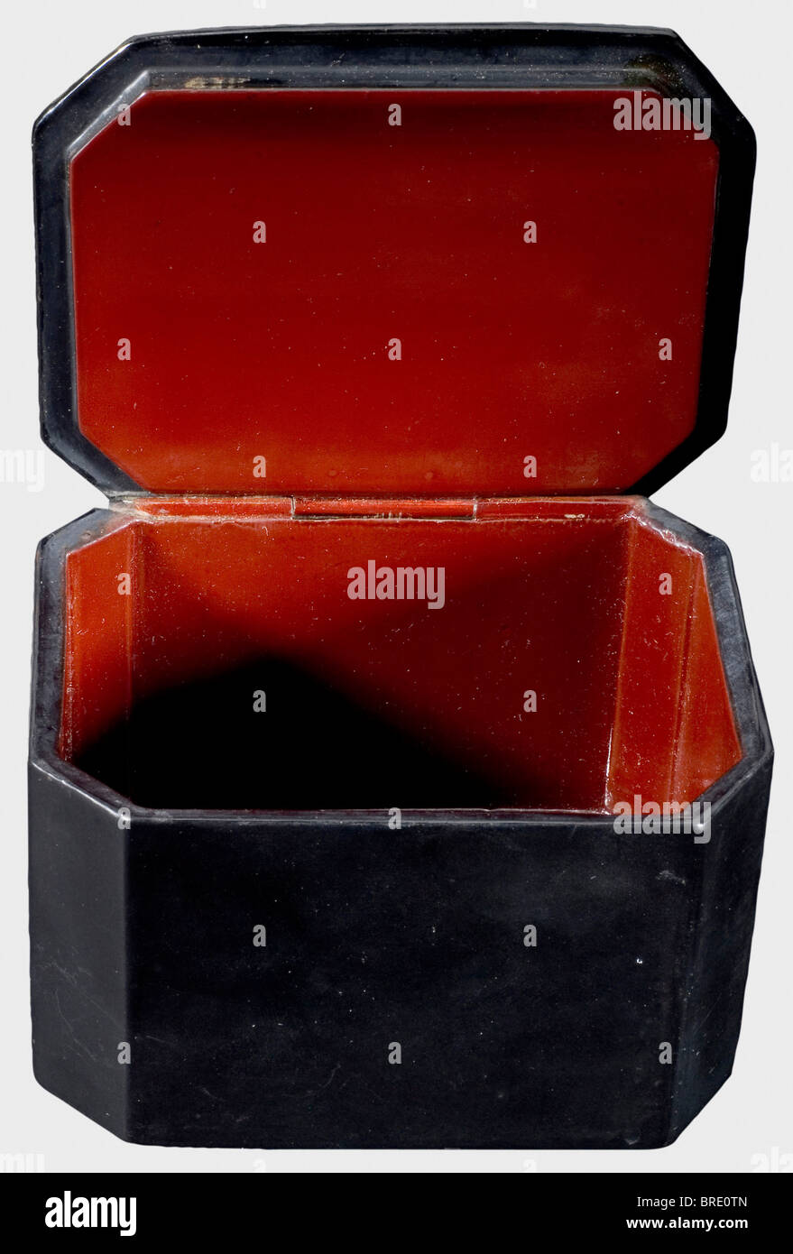 Una scatola verniciata laccata, Russia, circa 1890. Esterno laccato nero con interno laccato rosso scuro. Il coperchio porta una scena dipinta a mano di una slitta trainata da cavalli in inverno. Dimensioni 10,7 x 8,4 x 6,6 cm. Storico, storico, 19th secolo, oggetto, oggetti, alambicchi, clippings, taglio, ritaglio, ritaglio, stoccaggio, scatola, scatole, armadio, cassa, armadi, armadi, cassettiere, cassettoni, mobile, mobili, mobili, mobili, Foto Stock