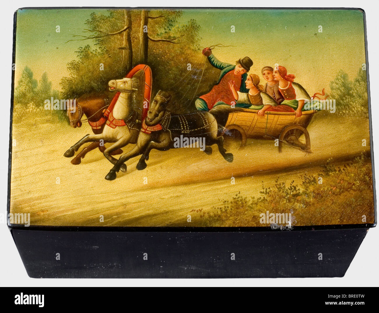 Scatola verniciata laccata B.I. Vishniakov, circa 1890. Esterno laccato nero, rivestito con lamina d'argento all'interno. Il coperchio porta una scena dipinta a mano di una squadra di cavalli di un contadino. L'iscrizione del costruttore si trova all'interno del coperchio, che mostra anche tre medaglie vinte alle mostre 1882/85. Dimensioni 13,7 x 9,1 x 8,3 cm. Storico, storico, persone, 19th secolo, oggetto, oggetti, alambicchi, clippings, taglio, taglio, taglio, Foto Stock