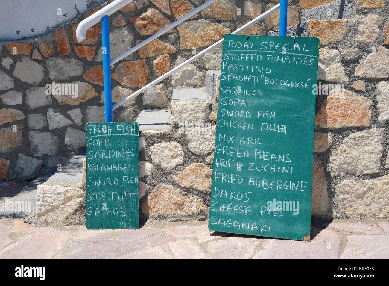 Ristorante greco chalk commissioni di specialità locali che vengono servite. Foto Stock