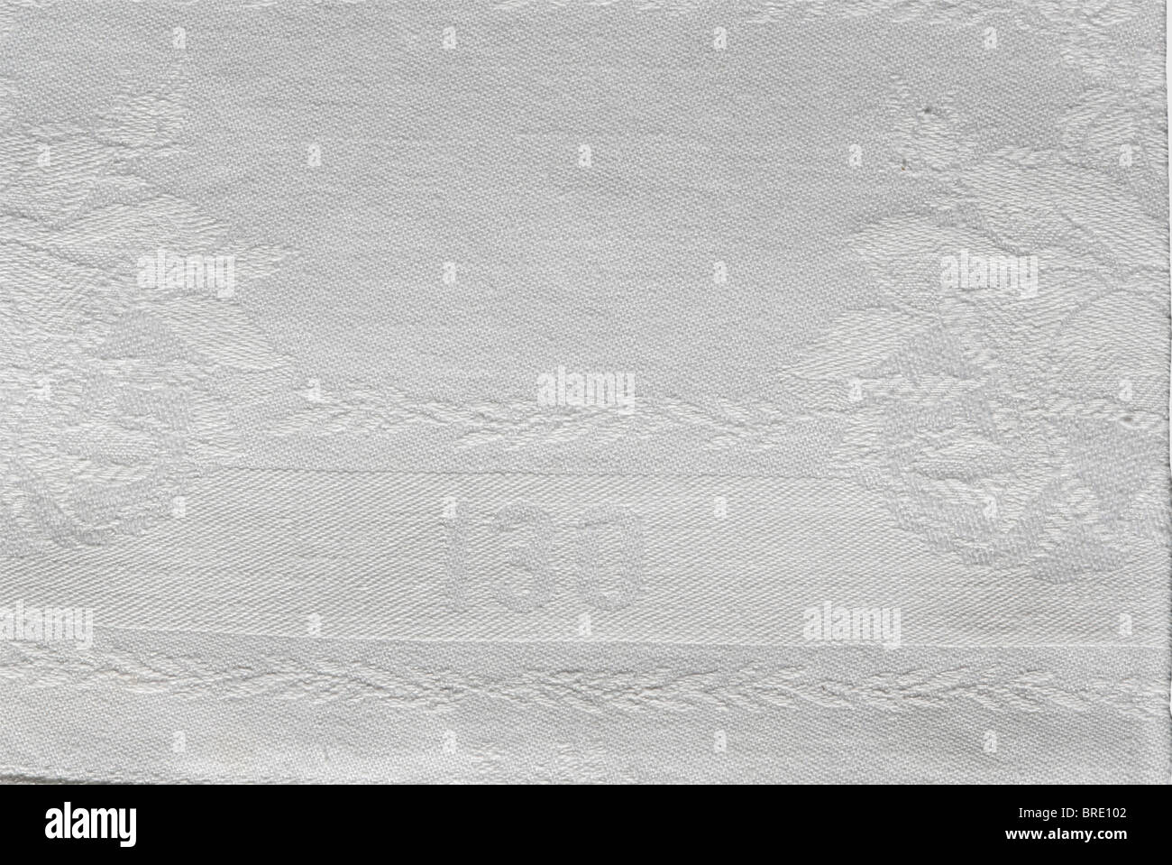 German Zeppelin Shipping Company, un set di tovaglie di seta bianca damask con decorazione della rosa e l'emblema della società nel centro di ogni pezzo nella forma di un airship sopra un globo. Diversi pezzi portano il monogramma 'Sum' del produttore. Il set è composto da un panno da tavolo (105 x 105 cm), cinque guide da tavolo (85 x 45 cm), dieci tovaglioli grandi (60 x 60 cm.) e quattro tovaglioli più piccoli (50 x 50 cm). Anche un tovagliolo di lino con una 'Z' sopra un dirigibile nel centro (58 x 40 cm). Il numero 130 per l'aeronave LZ 130, 'Graf Zeppelin II' è tessuto nei quattro tovaglioli più piccoli. Th, Foto Stock