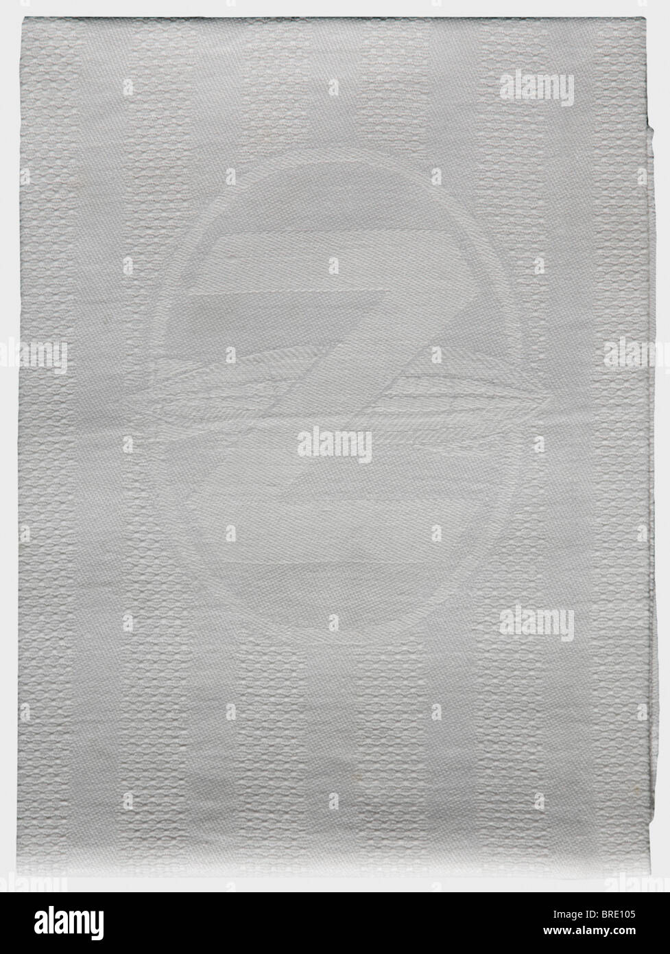 German Zeppelin Shipping Company, un set di tovaglie di seta bianca damask con decorazione della rosa e l'emblema della società nel centro di ogni pezzo nella forma di un airship sopra un globo. Diversi pezzi portano il monogramma 'Sum' del produttore. Il set è composto da un panno da tavolo (105 x 105 cm), cinque guide da tavolo (85 x 45 cm), dieci tovaglioli grandi (60 x 60 cm.) e quattro tovaglioli più piccoli (50 x 50 cm). Anche un tovagliolo di lino con una 'Z' sopra un dirigibile nel centro (58 x 40 cm). Il numero 130 per l'aeronave LZ 130, 'Graf Zeppelin II' è tessuto nei quattro tovaglioli più piccoli. Th, Foto Stock