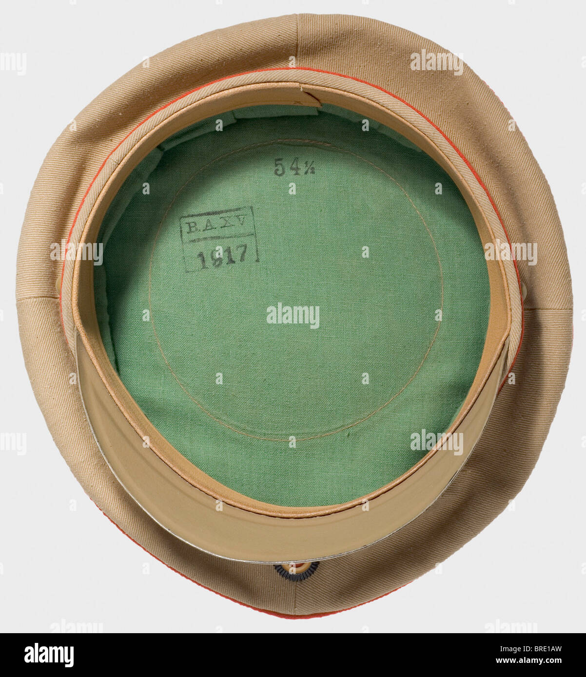 Un cappello tropicale per uomini/NCO arruolati, del cappuccio tedesco Asienkorps 1916/1917 Visor con un corpo di cotone color khaki e un tubicino rosso brillante, cockades da uomo arruolati (Prussian e Imperial) di colore beige e sottilini (materiale ersatz), e fascia in pelle. Fornitura (BAXV 917) e dimensioni (54 1/2) francobolli nel rivestimento di lino verde. Non indossato. Storico, storico, 1910s, 20th secolo, Prima guerra mondiale / prima guerra mondiale, guerra mondiale, guerre mondiali, militare, militare, clipping, taglio, taglio, taglio, tagli, oggetto, oggetti, alambicchi, uniforme, uniformi, vestiti, pezzo di abbigliamento, hea, Foto Stock