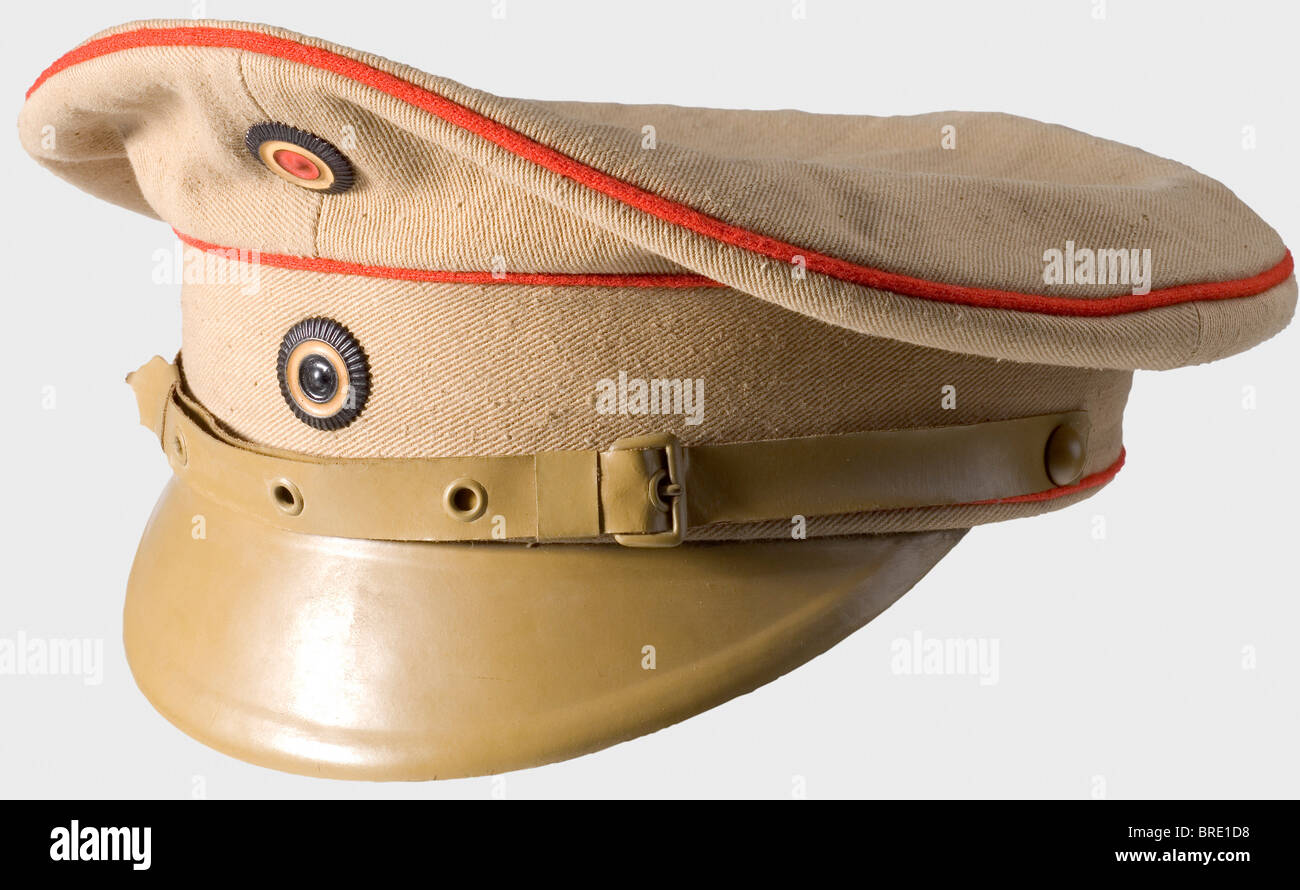 Un cappello tropicale per uomini/NCO arruolati, del cappuccio tedesco Asienkorps 1916/1917 Visor con un corpo di cotone color khaki e un tubicino rosso brillante, cockades da uomo arruolati (Prussian e Imperial) di colore beige e sottilini (materiale ersatz), e fascia in pelle. Fornitura (BAXV 917) e dimensioni (54 1/2) francobolli nel rivestimento di lino verde. Non indossato. Storico, storico, 1910s, 20th secolo, Prima guerra mondiale / prima guerra mondiale, guerra mondiale, guerre mondiali, militare, militare, clipping, taglio, taglio, taglio, tagli, oggetto, oggetti, alambicchi, uniforme, uniformi, vestiti, pezzo di abbigliamento, hea, Foto Stock