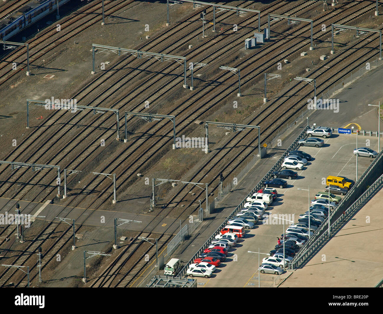 VISTA DELLE LINEE FERROVIARIE VUOTE E DEI BINARI PER LA STAZIONE DI FLINDERS STREET DALLA CIMA DELL'EUREKA TOWER MELBOURNE VICTORIA AUSTRALIA Foto Stock