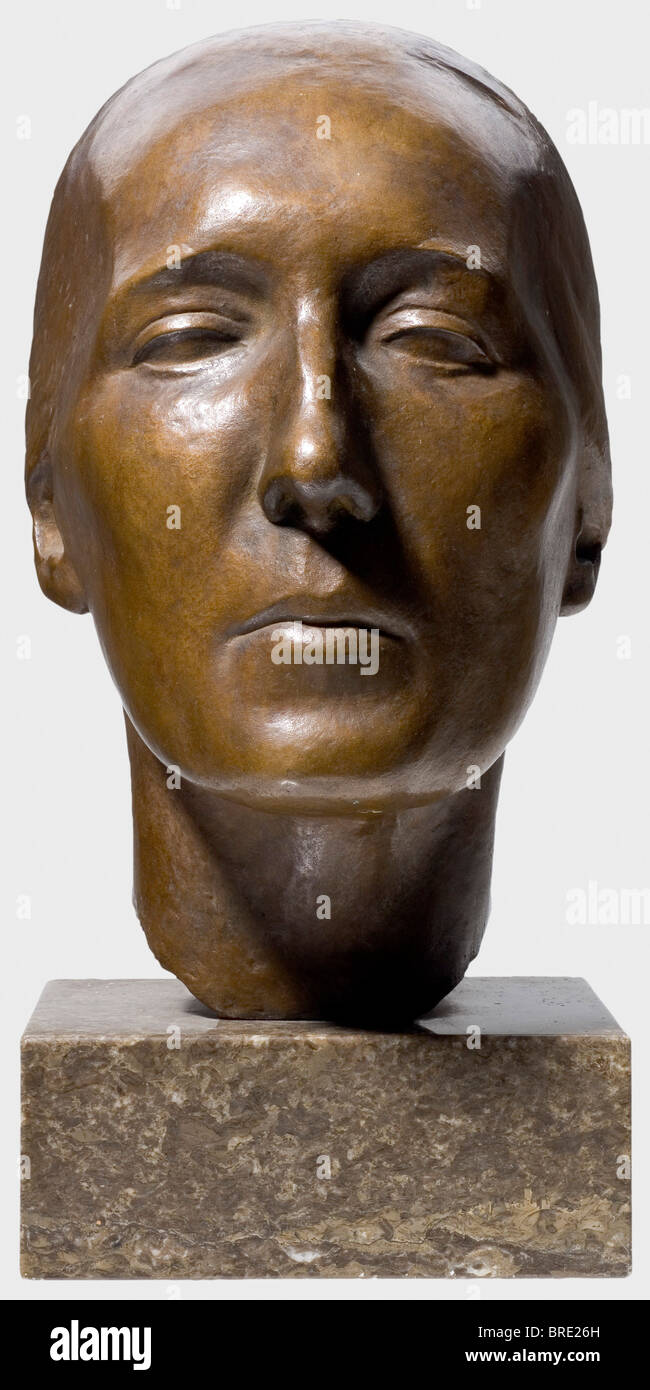 Il Professor Kurt Schmid-Ehmen (1901 - 1968), il ritratto testa 'Frau Helmerich' Life-size femmina testa in bronzo su grigio con base in granito. Firmato sul lato sinistro del collo 'Schmid-Ehmen W 1933", la base contrassegnata con il nome di fonderia 'Preissmann Bauer & Co. München". Con una mezza foto ritratto del cuscinetto della testa dell'artista paraph di inchiostro. Altezza 29 cm, base 7 cm. Il lavoro è stato originariamente intitolato "Frau Helmerich', in una mostra tenutasi nel 1991 in commemorazione dell'artista il centesimo compleanno, tuttavia, è stato presentato come "ita". È inclusa anche una copia di una lettera, artista del diritto d'autore non deve essere cancellata Foto Stock