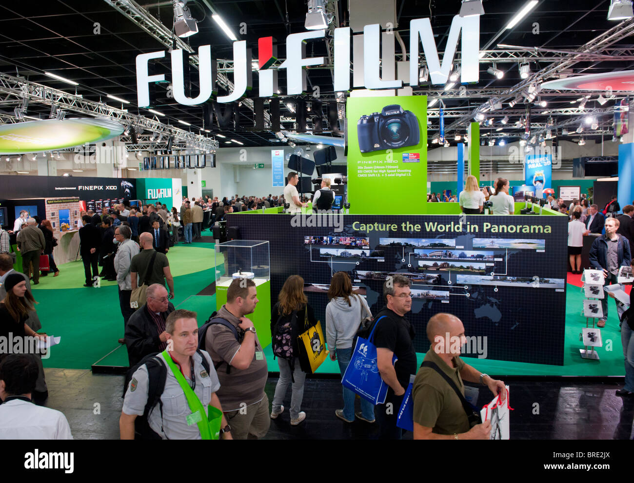 La folla passando Fujifilm stand Sony al Photokina digital imaging trade show di Colonia Germania Foto Stock