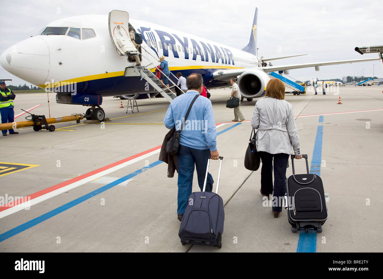 I passeggeri di salire a bordo di un Boeing 737 della compagnia aerea a basso costo Ryanair a Frankfurt-Hahn, aeroporto Hahn Airport Foto Stock