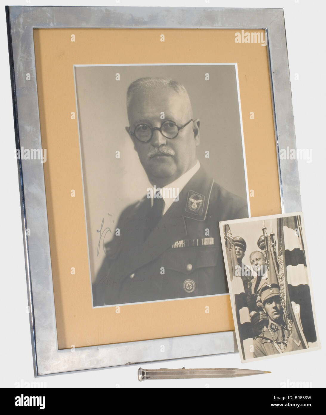 Il professor Kurt Schmid-Ehmen (1901 - 1968), una matita meccanica d'argento, un dono di Adolf Hitler cilindro ottagonale, alternando finitura guillocata e martellata, retro inciso con il nome 'Adolf Hitler', sul cappello il monogramma del proprietario 'K.S.E.', clip con marchio '800'. Lunghezza 13 cm, peso 26,5 g. Anche una grande, incorniciata presentazione fotografia di SS Oberstgruppenführer e NSDAP Reich Tesoriere Franz Xaver Schwarz con l'inchiostro scritto dedica 'Con i migliori complimenti al Sig. Professor Schmid-Ehmen - Schwarz, Natale 1937', incorniciato 34,5 x 28,5 cm e una foto di, Foto Stock
