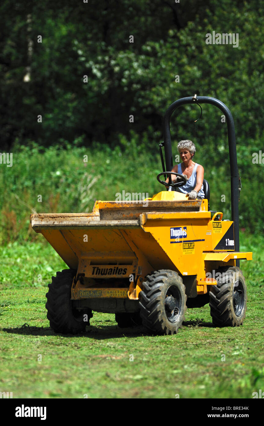 Una signora il pilotaggio di due tonnellata dumper durante i lavori di costruzione nel Dorset. Dorset, Regno Unito Luglio 2010 Foto Stock