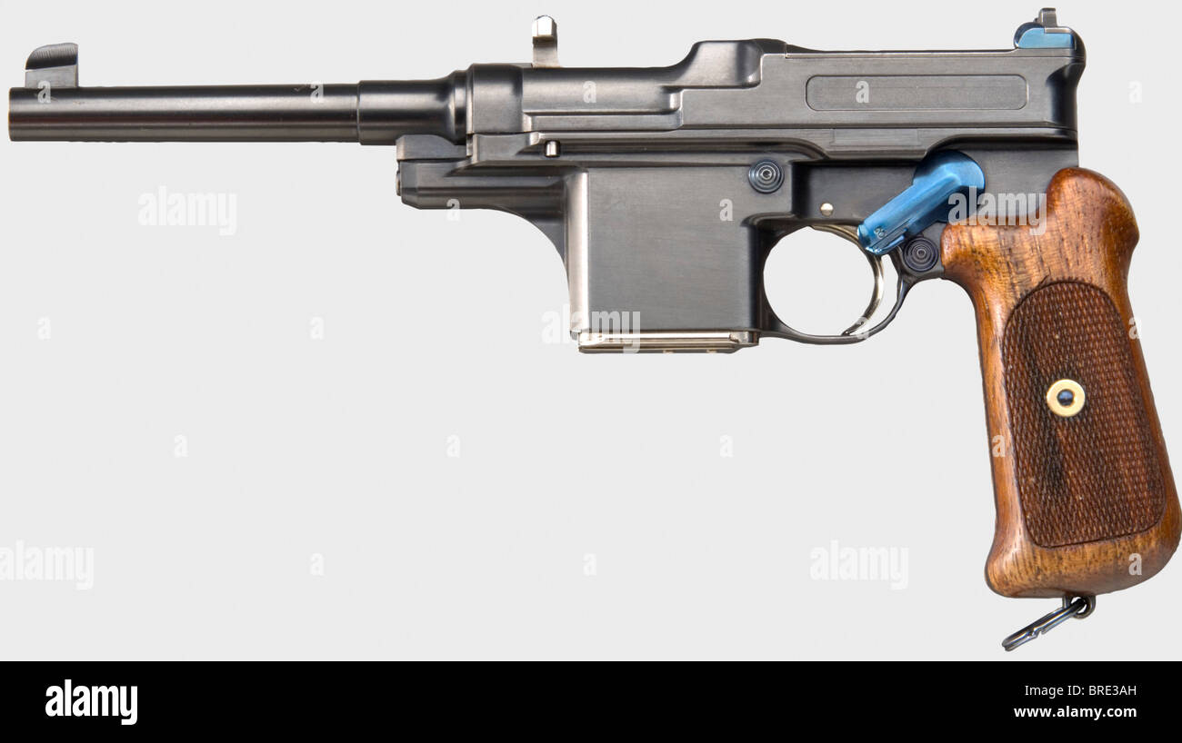 Una rara arma miniaturizzata funzionante modello di test Mauser 1906/08, nel suo caso, prodotta da Léon Crottet, scala 1:2, prodotta sulla base di un originale, n. 3, calibro 4,5 mm. 6 shot. Slot per spalla. Completamento della finitura. Blocco breech, grilletto e caricatore bianco lucido. Sicurezza, viti e cordino a spirale brunita. Pannello di presa in noce in una parte. Nuova condizione. Viene fornito con una custodia in pelle nera, dimensioni 24 x 18 x 4 cm, intarsiata in velluto verde, scomparti utilizzati per spalla in noce, rivista a 10 colori brunita, utensili, clip di carico con sei giri, varie l, Foto Stock