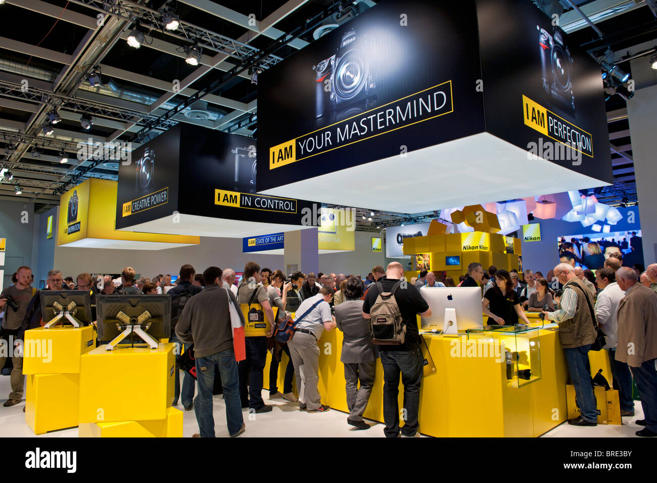 Molte persone a Nikon stand Sony al Photokina digital imaging trade show di Colonia Germania Foto Stock