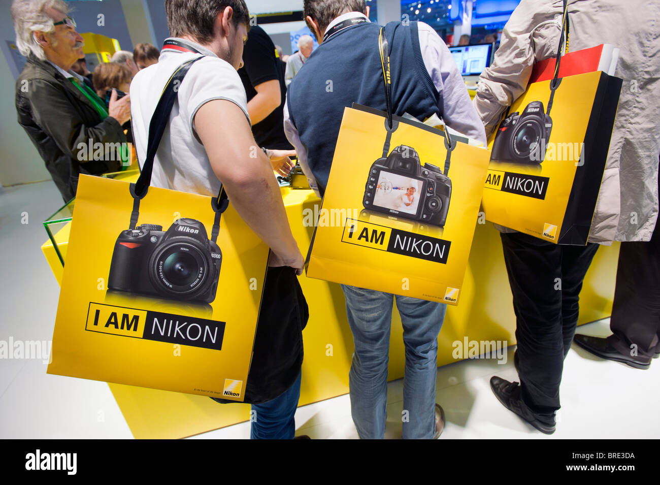Molte persone a Nikon stand Sony al Photokina digital imaging trade show di Colonia Germania Foto Stock