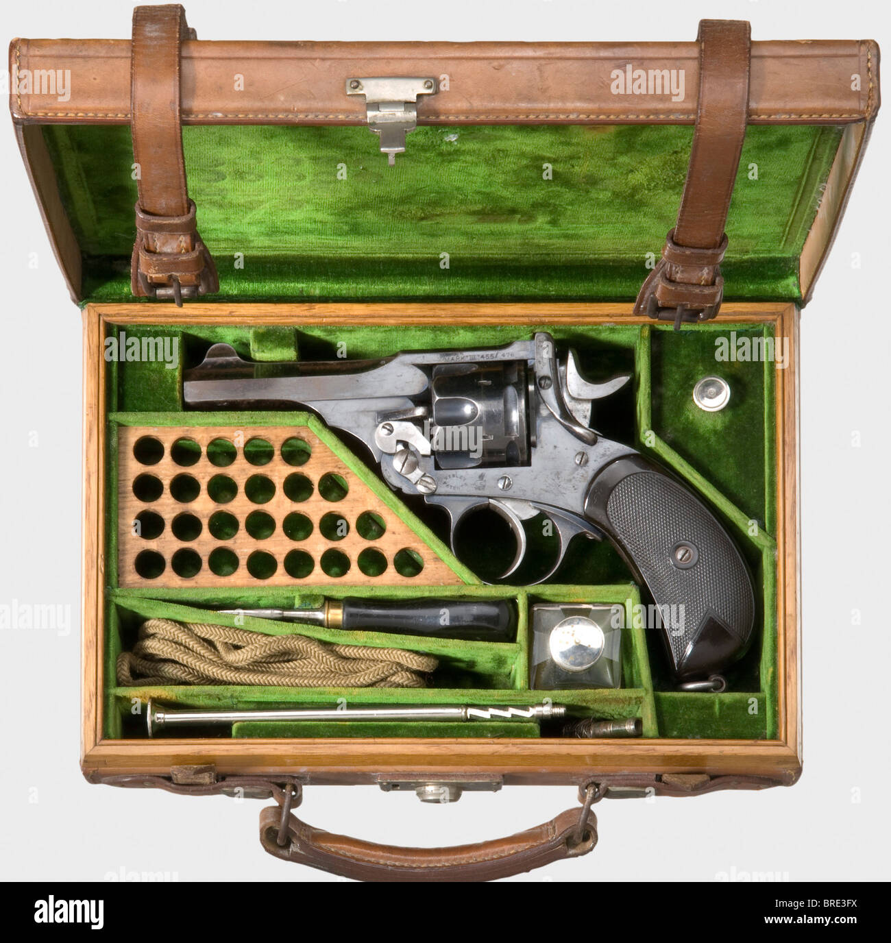 Una Webley Mark III in custodia in pelle, circa 1903, cal..455/476, n. 4701. Numeri corrispondenti. Foro luminoso, lunghezza camera 4'. 6 shot. All'indirizzo del concessionario "anton & Co. London & Calcutta", sulla sinistra del ponte del telaio contrassegnato con "STARK III 455/476". Finitura lucida blu-nera completa, parzialmente macchiata, opaca sull'impugnatura. Parti piccole bianco lucido. Pannelli in gomma dura nera impeccabile con checkring fine. Anello per cordino. Viene fornito con una custodia in pelle marrone chiaro con reggetta, dimensioni 31 x 20 x 7 cm, intarsiata con velluto verde. Contenuto: Cartuccia compattatrice, Foto Stock