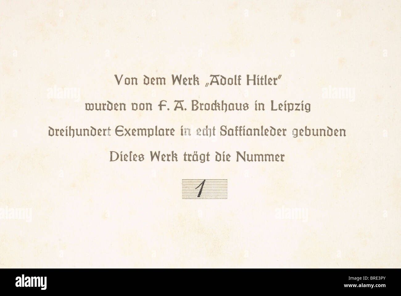 Adolf Hitler, una copia personale del libro illustrato 'Adolf Hitler' 'Adolf Hitler - Bilder aus dem Leben des Führers', ed. L'ultima pagina con l'iscrizione 'Trecento copie del libro 'Adolf Hitler' pubblicato da F.A. Brockhaus, Lipsia, era legato in vera pelle di cartamo. Questa copia reca il numero '1' (trasl.). All'interno della copertina l'ex libris Adolf Hitler, sul flyleaf la firma scritta a mano d'inchiostro 'Sartin Bormann Obersalzberg 26.7.36'. Include una giacca antipolvere. Edizione de luxe in rilievo oro, Foto Stock