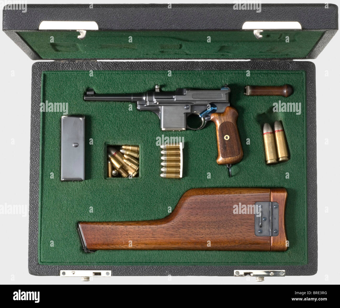 Una rara arma miniaturizzata funzionante modello di test Mauser 1906/08, nel suo caso, prodotta da Léon Crottet, scala 1:2, prodotta sulla base di un originale, n. 3, calibro 4,5 mm. 6 shot. Slot per spalla. Completamento della finitura. Blocco breech, grilletto e caricatore bianco lucido. Sicurezza, viti e cordino a spirale brunita. Pannello di presa in noce in una parte. Nuova condizione. Viene fornito con una custodia in pelle nera, dimensioni 24 x 18 x 4 cm, intarsiata in velluto verde, scomparti utilizzati per spalla in noce, rivista a 10 colori brunita, utensili, clip di carico con sei giri, varie l, Foto Stock