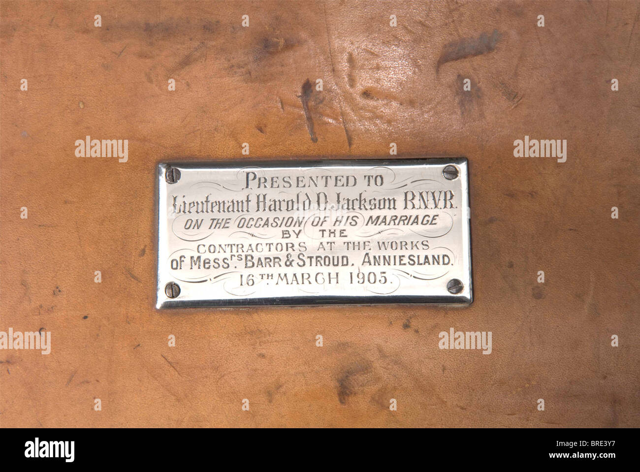 Una Webley Mark III in custodia in pelle, circa 1903, cal..455/476, n. 4701. Numeri corrispondenti. Foro luminoso, lunghezza camera 4'. 6 shot. All'indirizzo del concessionario "anton & Co. London & Calcutta", sulla sinistra del ponte del telaio contrassegnato con "STARK III 455/476". Finitura lucida blu-nera completa, parzialmente macchiata, opaca sull'impugnatura. Parti piccole bianco lucido. Pannelli in gomma dura nera impeccabile con checkring fine. Anello per cordino. Viene fornito con una custodia in pelle marrone chiaro con reggetta, dimensioni 31 x 20 x 7 cm, intarsiata con velluto verde. Contenuto: Cartuccia compattatrice, Foto Stock