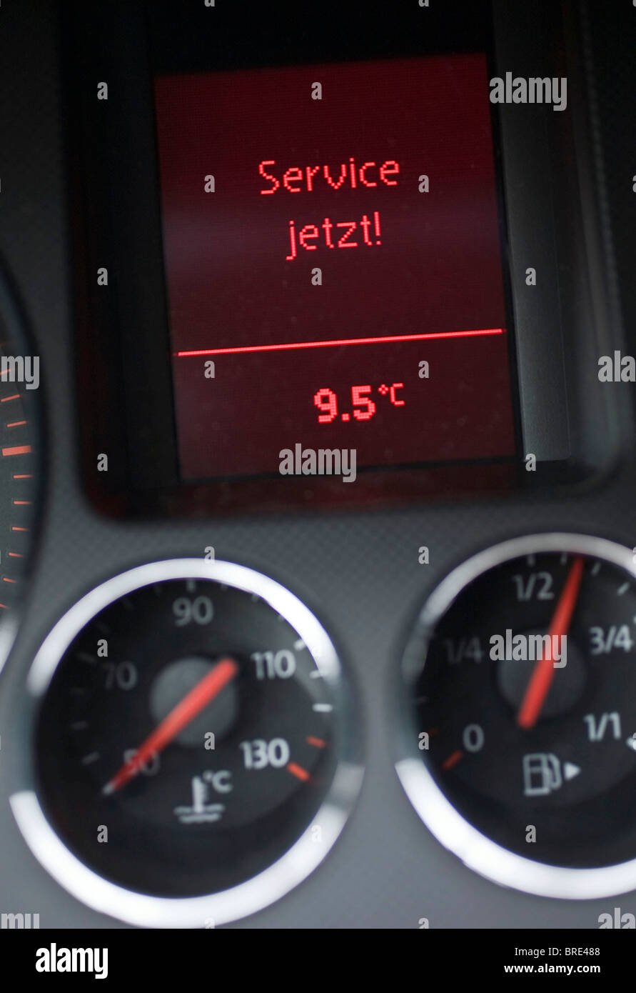 Schermo sul quadro della strumentazione nel pozzetto di una Volkswagen Auto, dicendo Service jetzt, sevice ora Foto Stock