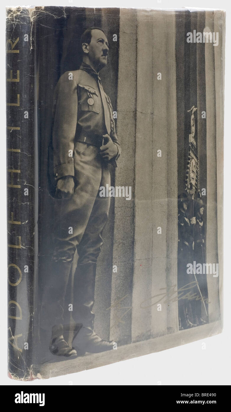 Adolf Hitler, una copia personale del libro illustrato 'Adolf Hitler' 'Adolf Hitler - Bilder aus dem Leben des Führers', ed. L'ultima pagina con l'iscrizione 'Trecento copie del libro 'Adolf Hitler' pubblicato da F.A. Brockhaus, Lipsia, era legato in vera pelle di cartamo. Questa copia reca il numero '1' (trasl.). All'interno della copertina l'ex libris Adolf Hitler, sul flyleaf la firma scritta a mano d'inchiostro 'Sartin Bormann Obersalzberg 26.7.36'. Include una giacca antipolvere. Edizione de luxe in rilievo oro, Foto Stock
