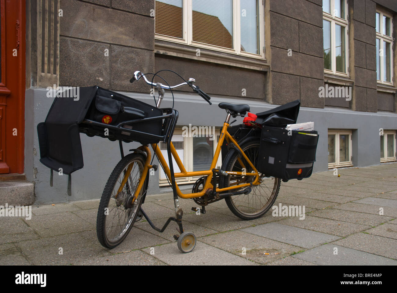 Consegna postale bicicletta Helsingor nord Sjaelland Danimarca Europa Foto Stock